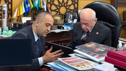 Başkan Yurdagül, Bahçeli’ye Osmanlı döneminden kalma kılıç hediye etti