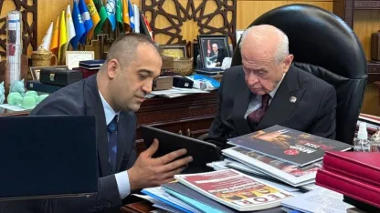 Başkan Yurdagül, Bahçeli’ye Osmanlı döneminden kalma kılıç hediye etti