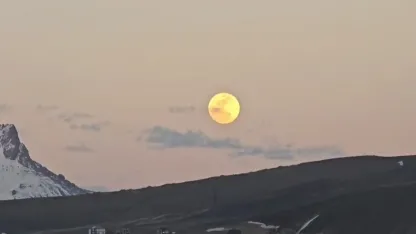 Van’da "Pembe Dolunay" Erek Dağı’ndan yükseldi