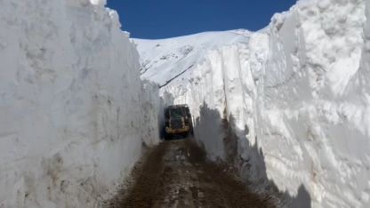 Nisan ayında 6 metrelik kar tünelleri