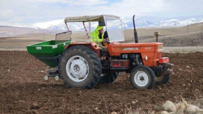 Erzurum'da baharla birlikte tarlalarda ekim mesaisi başladı