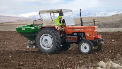 Erzurum'da baharla birlikte tarlalarda ekim mesaisi başladı