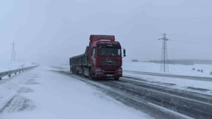 Kapalı olan Ardahan-Ardanuç kara yolu ulaşıma açıldı