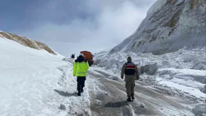 Bitlis'te düşen çığ sonucu kapanan yol yeniden ulaşıma açıldı