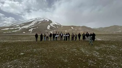Bitlis Eren Üniversitesi öğrencileri çiğdemler arasında doğa yürüyüşü yaptı