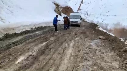 Van Bahçesaray’da çamurla mücadele: Vatandaşlar araçlarını iple çekerek ilerliyor
