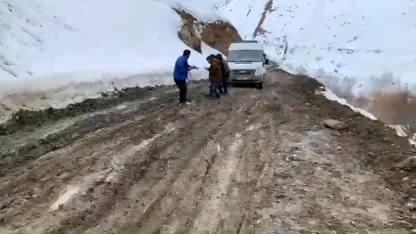 Van Bahçesaray’da çamurla mücadele: Vatandaşlar araçlarını iple çekerek ilerliyor