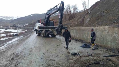 Hakkari'de toprak kayması su hattını vurdu