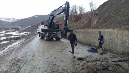Hakkari'de toprak kayması su hattını vurdu