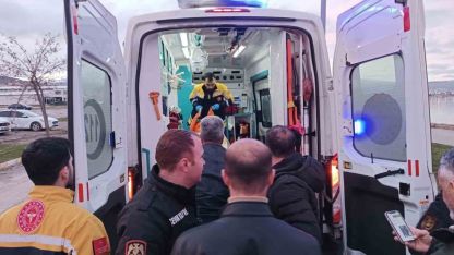 Polis soğuk havaya aldırış etmeden Van Gölü’ne girip alkollü vatandaşı kurtardı