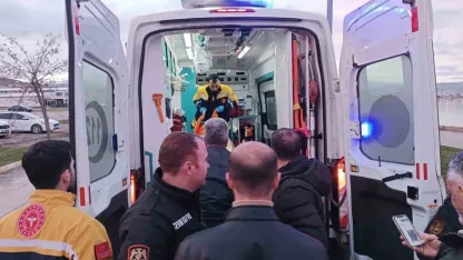 Polis soğuk havaya aldırış etmeden Van Gölü’ne girip alkollü vatandaşı kurtardı