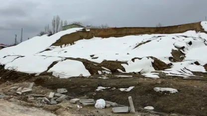 Hakkari Yüksekova’da heyelan bölgesinde çalışmalar sürüyor