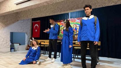 Hakkari Şemdinli'de "Seni Yaramaz Virüs" oyunu büyük ilgi gördü