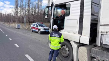 Erzurum'da jandarma trafik ekipleri rehberlik ve bilgilendirme çalışmalarını sürdürüyor