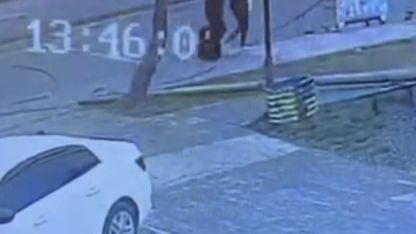 Bitlis Tatvan’da faciadan dönüldü: Telefon direği az kalsın yoldan geçen 2 kişinin üzerine düşecekti