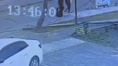 Bitlis Tatvan’da faciadan dönüldü: Telefon direği az kalsın yoldan geçen 2 kişinin üzerine düşecekti