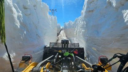 Hakkari'de Nisan ayında 6 metreyi bulan karda yol açma çalışması