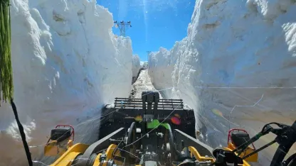 Hakkari'de Nisan ayında 6 metreyi bulan karda yol açma çalışması