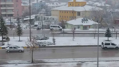 Erciş’te nisan ayında kar yağışı