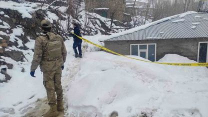 Van'da toprak kayması: 2 katlı ev hasar gördü