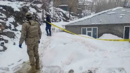 Van'da toprak kayması: 2 katlı ev hasar gördü