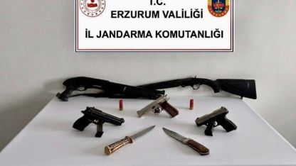 Erzurum'da Jandarma operasyon gerçekleştirdi: 2 şahıs ve çok sayıda silah yakalandı