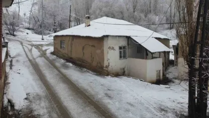 Başkale’de nisan ayında kar yağışı