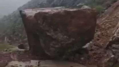Düşen dev kaya parçası yolu ulaşıma kapattı