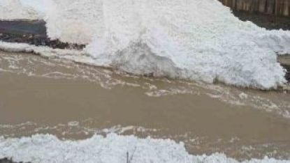 Düşen çığ: Zap Suyu’nun önünü kesti