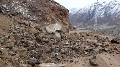 Yoğun yağışlar nedeniyle meydana gelen heyelan yolu kapattı