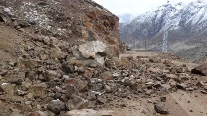 Yoğun yağışlar nedeniyle meydana gelen heyelan yolu kapattı