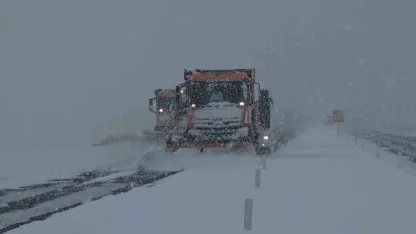 Van’da nisan sürprizi: Lapa lapa kar yağışı şehri beyaza bürüdü
