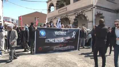 Kars’ta Kahramanmaraş’taki okul saldırısının acısı paylaşıldı: Gıyabi cenaze namazı ve anlamlı yürüyüş