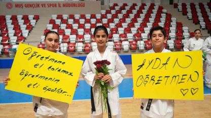 Muş’ta 300 karateciden öğretmenlerine anlamlı sürpriz