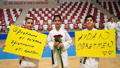 Muş’ta 300 karateciden öğretmenlerine anlamlı sürpriz