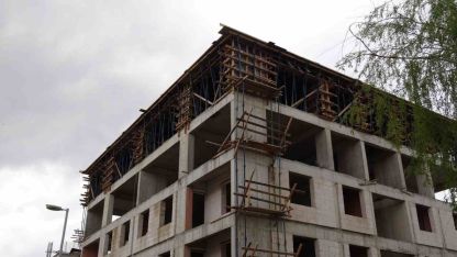 İnşaat halindeki binaya çıkan işçiyi polis ikna etti