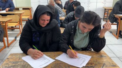 Meralardan sınıflara: Yüksekovalı çiftçiler bu kez sıralarda ter döktü