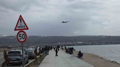 Sıcak havayı fırsat bilen Vanlılar sahile akın etti