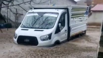 Bitlis'in Tatvan ilçesinde sel felaketi: Araçlar ve hayvanlar mahsur kaldı