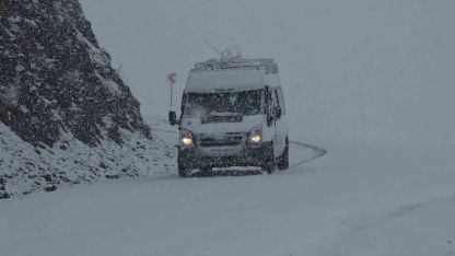 Van Bahçesaray yolunda kar etkili oluyor