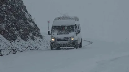 Van Bahçesaray yolunda kar etkili oluyor