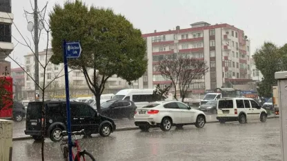 Aniden bastıran sağanak yağış hayatı felç etti