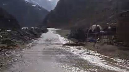 Hakkari'de ahırları su bastı: Mahsur kalan hayvanlar kurtarıldı