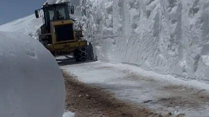 Erzurum'un 2443 rakımında kar mesaisi