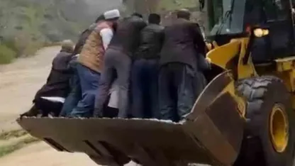 Hakkari'de sel yol vermeyince cenaze iş makinesiyle taşındı