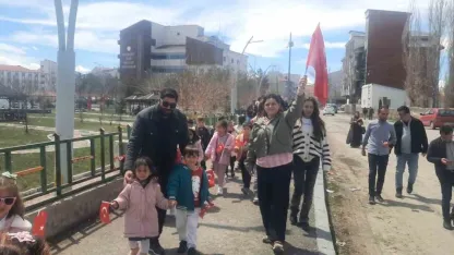 Ağrı Eleşkirt’te çocuklar ilk bayramlarını aileleriyle okulda kutladılar
