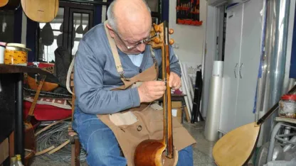 73 yaşındaki usta, kaybolan "tar" geleneği için çırak arıyor