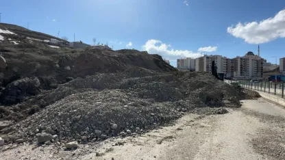 Hakkari'de toprak kayması yüzünden Pizok yolu 18 gündür kapalı