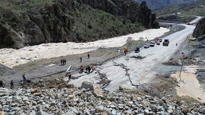Hakkari-Van karayolu yeniden trafiğe açıldı