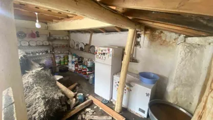 Aşırı yağış nedeniyle toprak damlı evde göçük